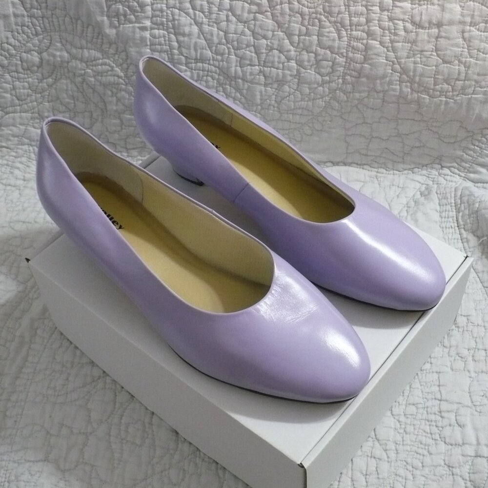 EXCELLENT USED CONDITION VALLEY LANE LAVENDER LEATHER PUMPS-SIZE 14WW